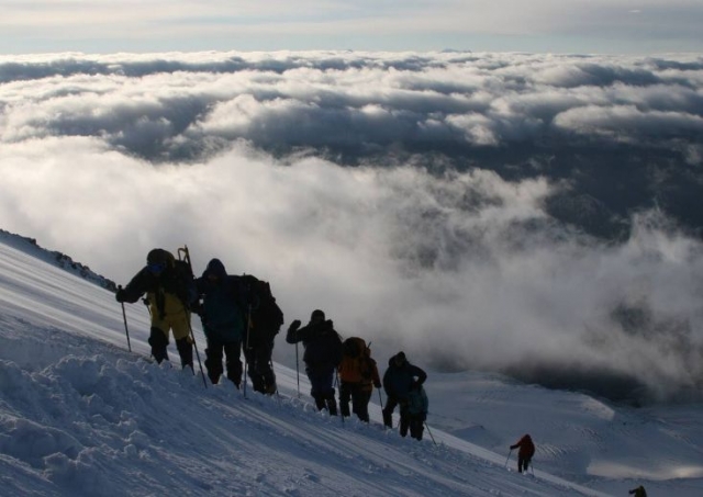 subiendo la montana con unas raquetas de nieve